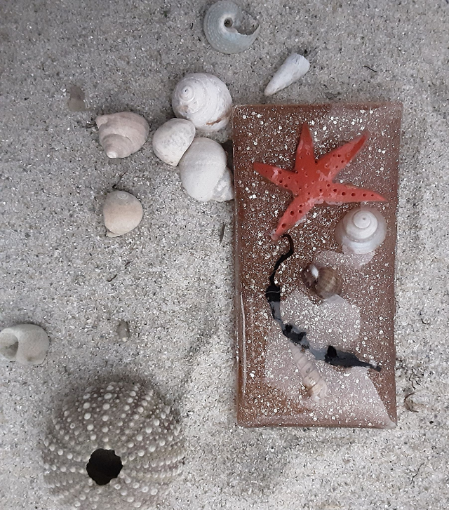 Broche rectangle moyen collection Maritime couleur sable pailleté rosé avec algue coquillage étoile de mer