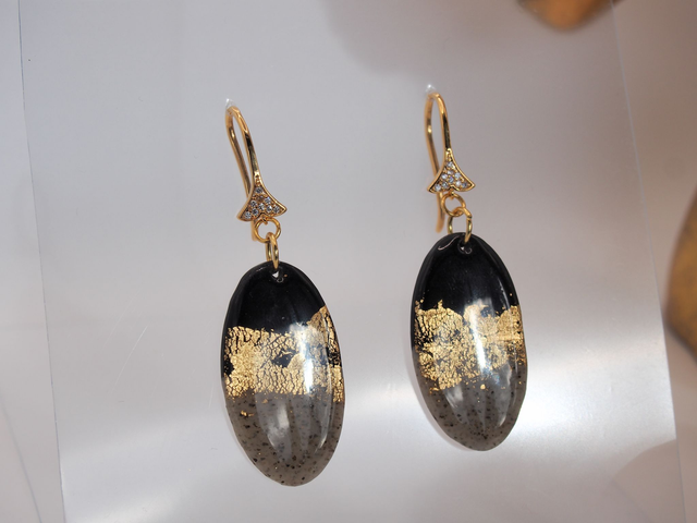 Boucles d&#039;oreilles noires pendantes chic