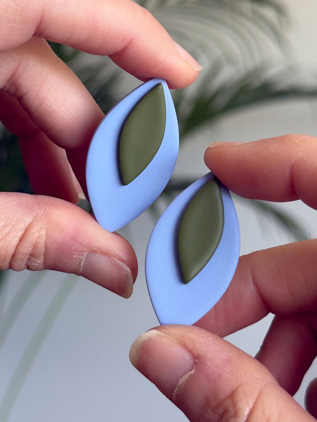 Candela azul periwinkle y verdes caqui