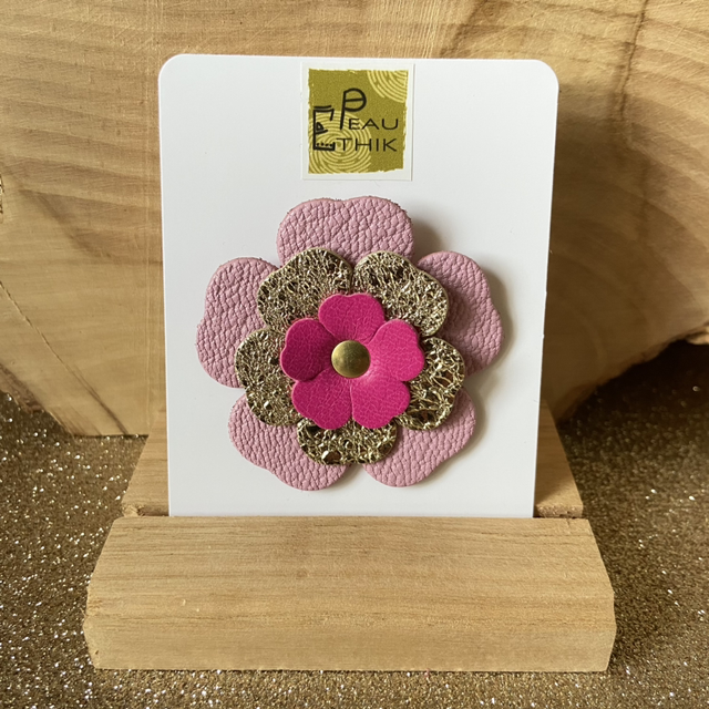 Broche fleur cuir 