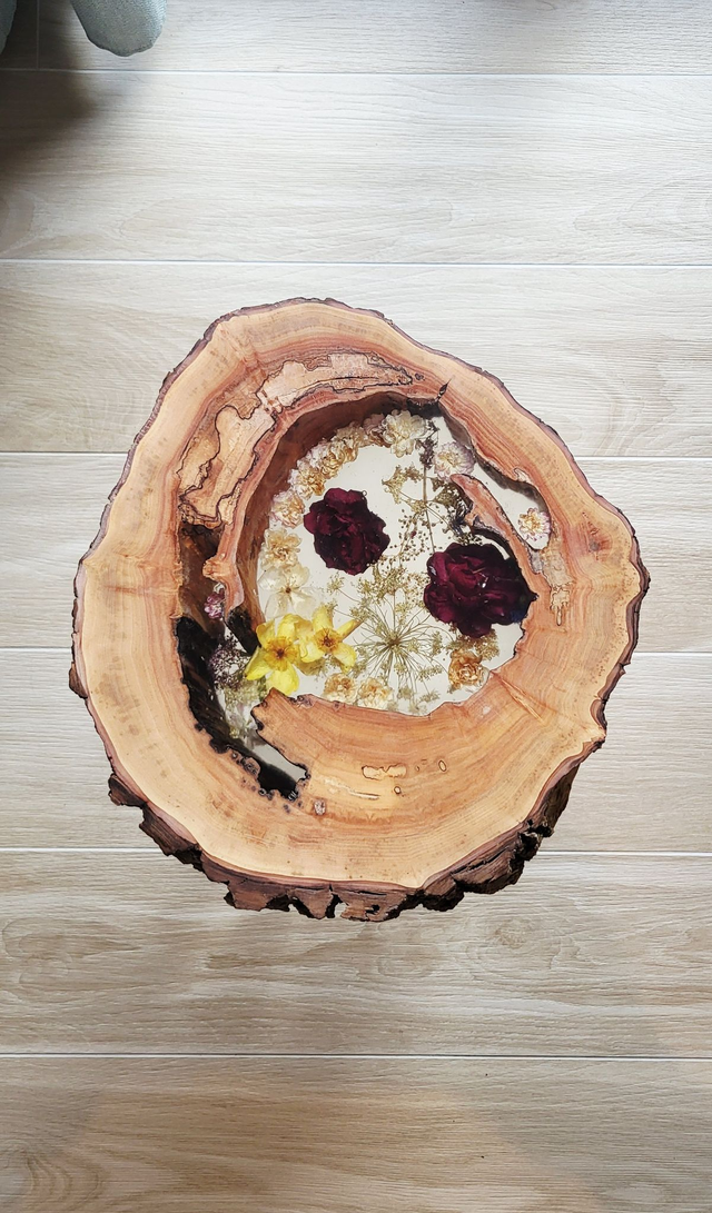 Table d’appoint en bois et résine avec fleurs séchées 