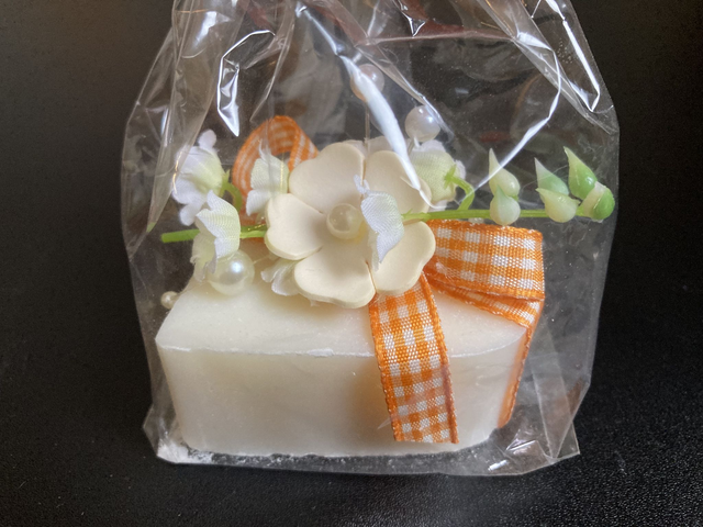 Schafmilchseife cremefarbig mit Blütenfigur 