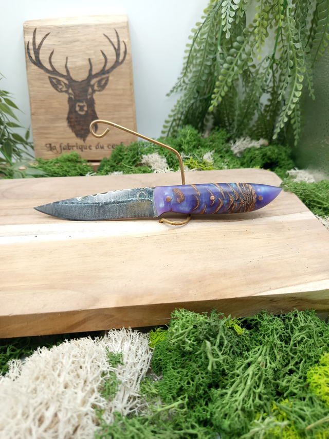 Couteau artisanal à lame fixe – modèle de table – acier inox T7M0 – manche résine époxy avec inclusion pomme de pin