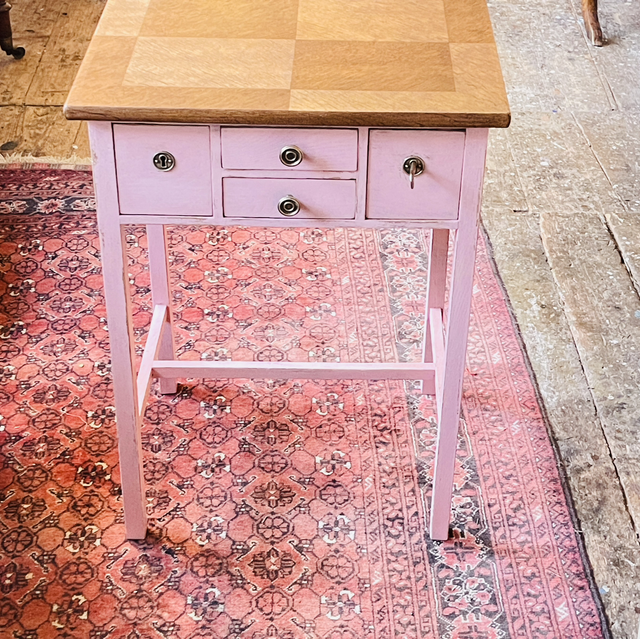 Kommode / Tisch /Rosé handkoloriert 