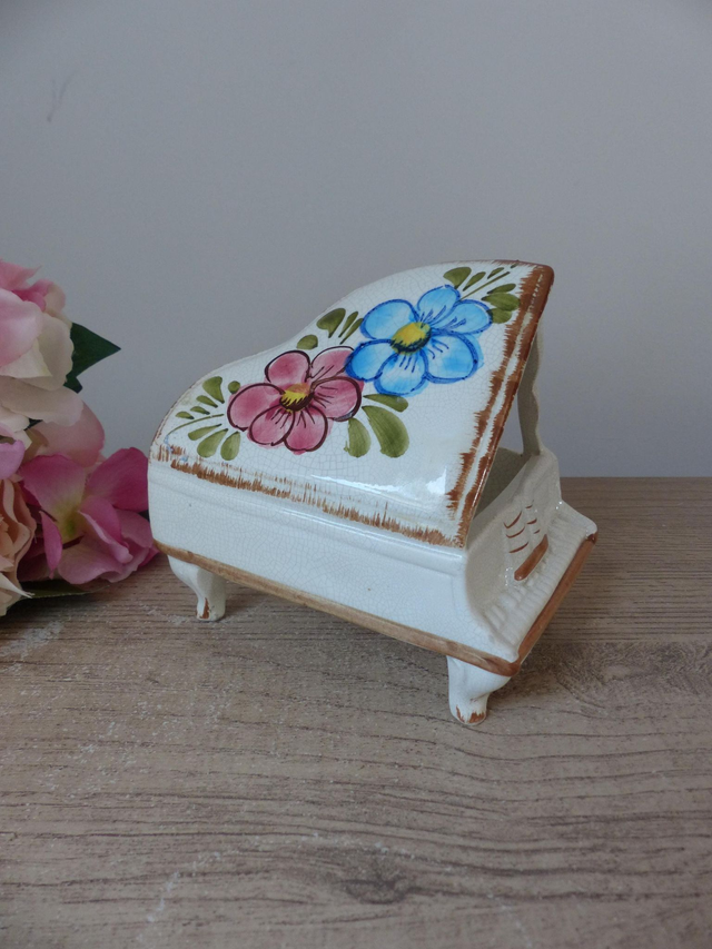 Piano en Céramique – Vide-Poche ou Boîte à Bijoux – Motifs Floraux Peints à la Main – Bassano Italie –Décoration Élégante et Artisanale