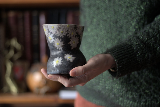 Mug corset en raku, pâquerettes