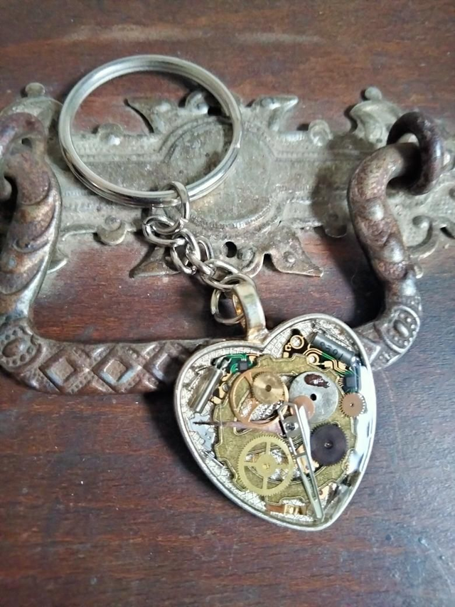 Porte clé steampunk forme cœur couleur argent 