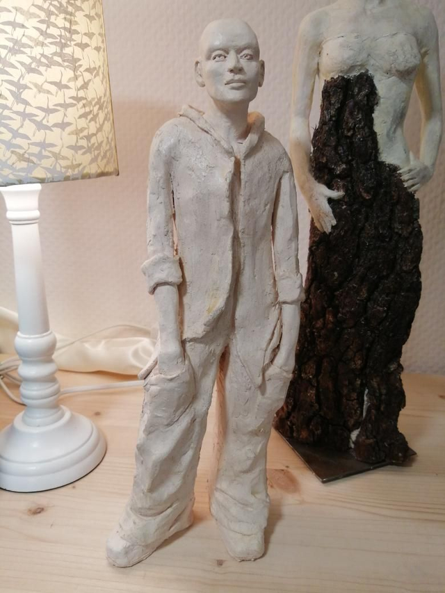 Sculpture jeune homme mains dans les poches