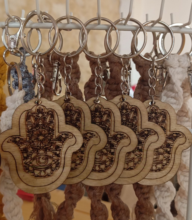 porte clés main de fatma en bois 