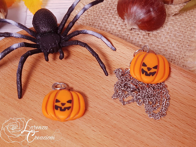 Collana artigianale zucca di Halloween, Jack-o'-lantern, modellata e dipinta a mano in argilla polimerica