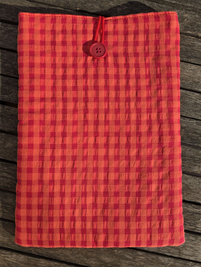 Funda de libro acolchada con cuadros vichy rojo y naranja