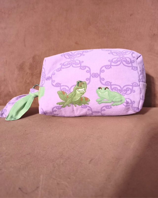✨ Trousse matelassée upcyclée – Édition La Princesse et la Grenouille (Tiana & Naveen) ✨