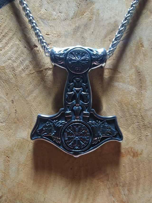 Collier marteau loups et vekwizir 