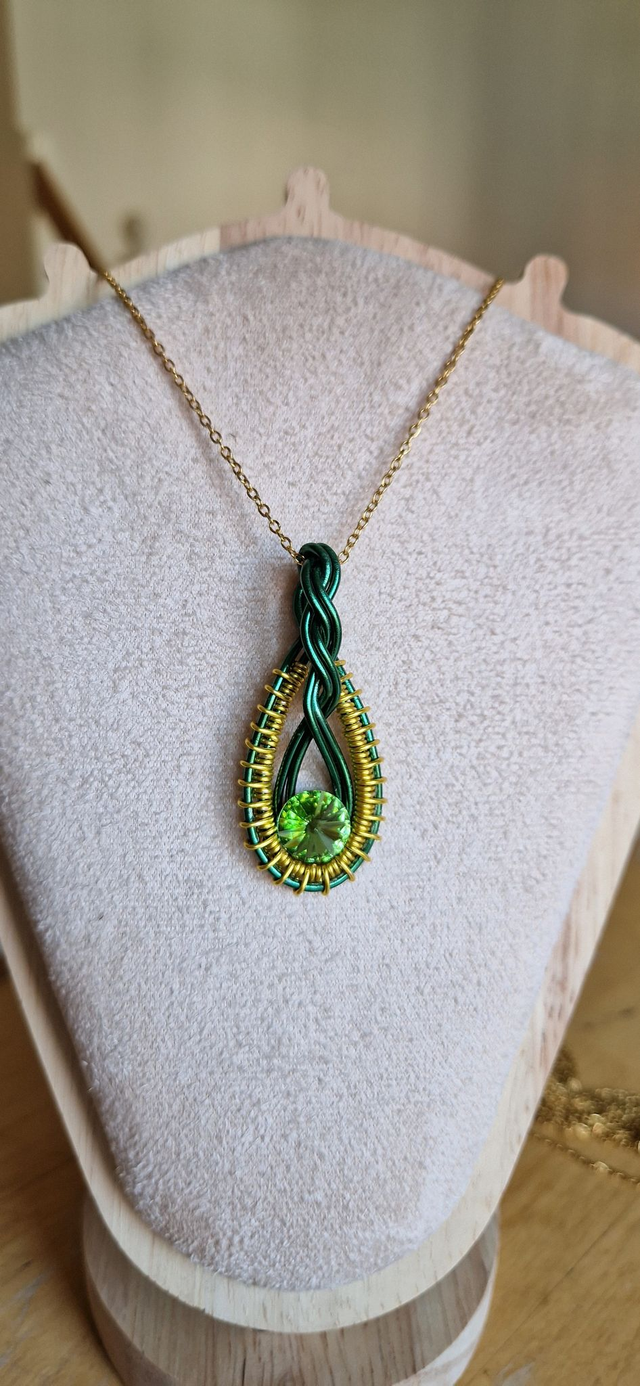  Anhänger in Grün/Gold mit Swarovski Stein