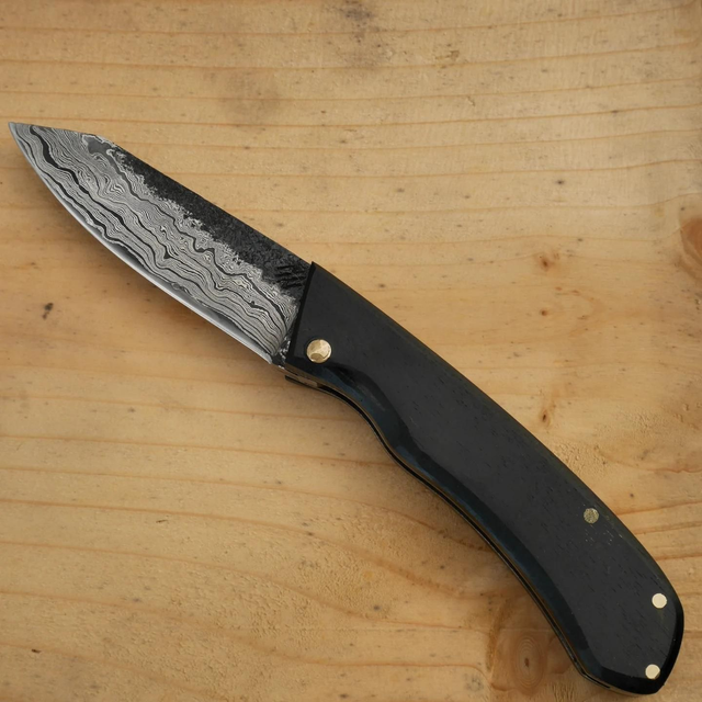 Couteau pliant à cran plat.
