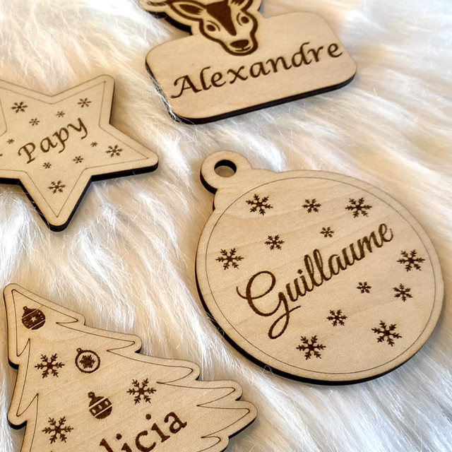Marque-places en bois personnalisés pour Noël – Motifs festifs et prénoms gravés