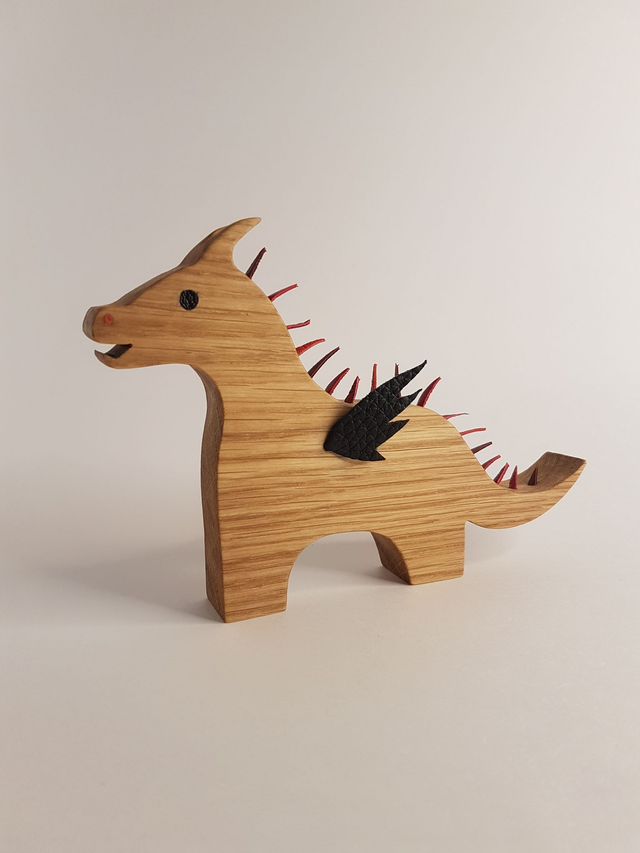 Dragon décoratif en bois de chêne et cuirs rouge