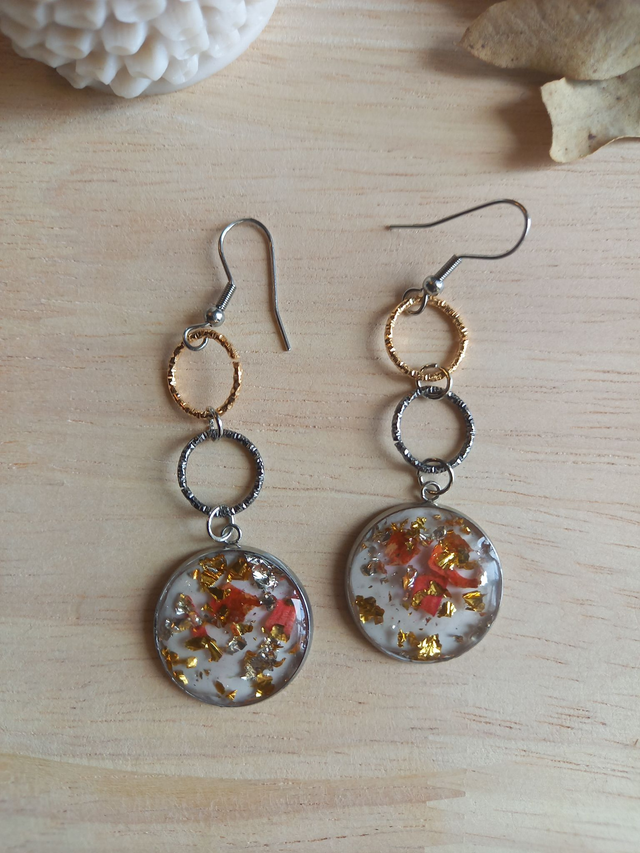 Boucles d&#039;oreilles Résine - cabochon argenté / résine avec multi cercles texturés