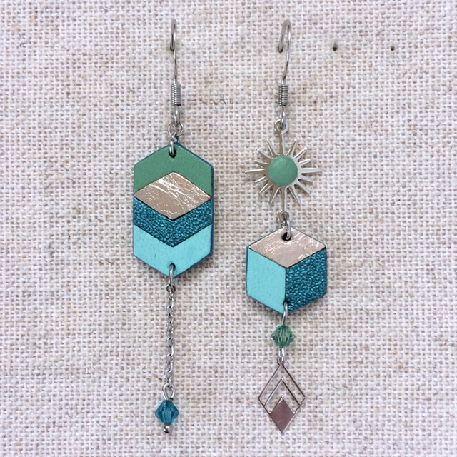 Boucles d’oreilles « Arioso » asymétriques, argentées, cuir vert lichen, champagne, bleu vert métallisé et vert d’eau