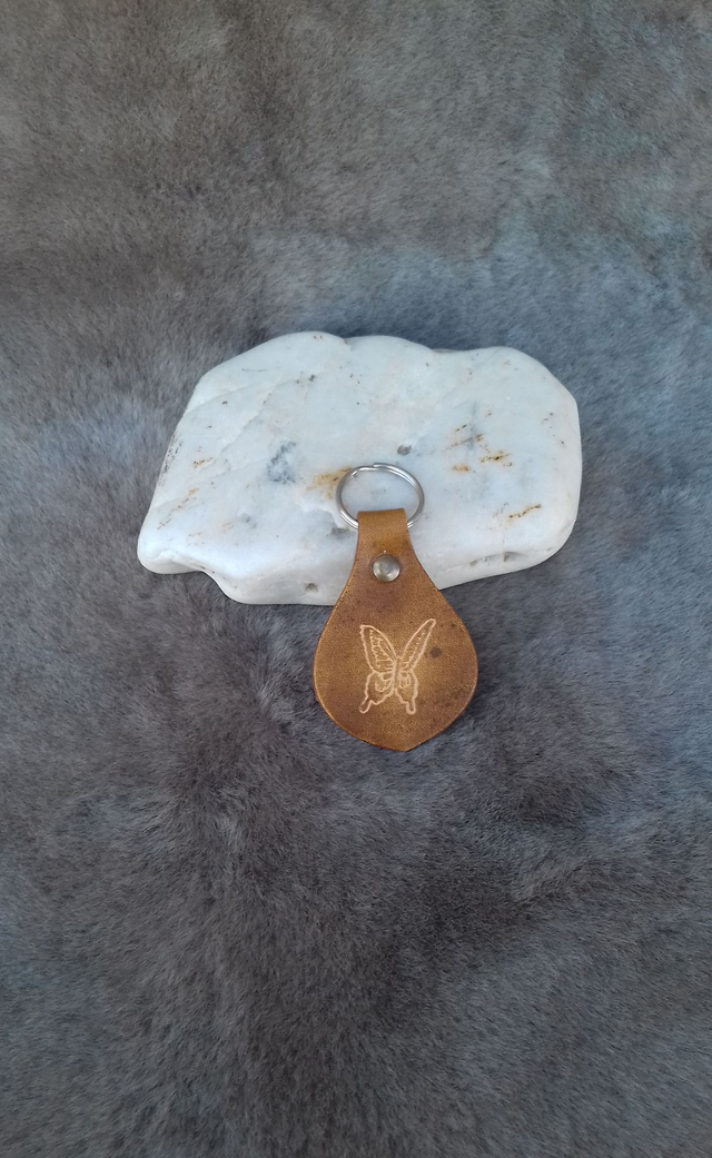 Porte clés en cuir papillons et libellules