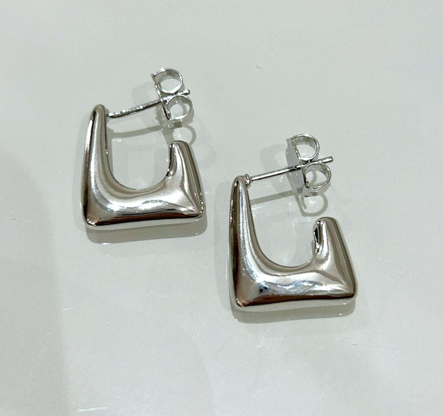 Argola pino quadrada liso polido banhado em ródio branco