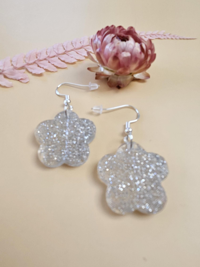 Boucles d&#039;oreilles en résine - Fleurs pailletées argentées