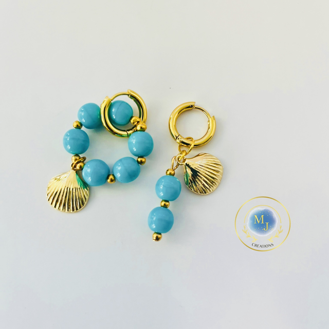 Handgemaakte Turquoise Ringoorbellen met Schelp &amp; Goudkleurige Details 