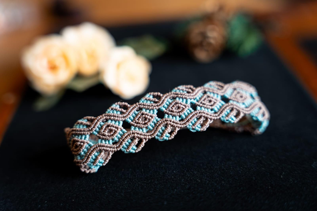 Bracelet en micro-macramé bleu et marron