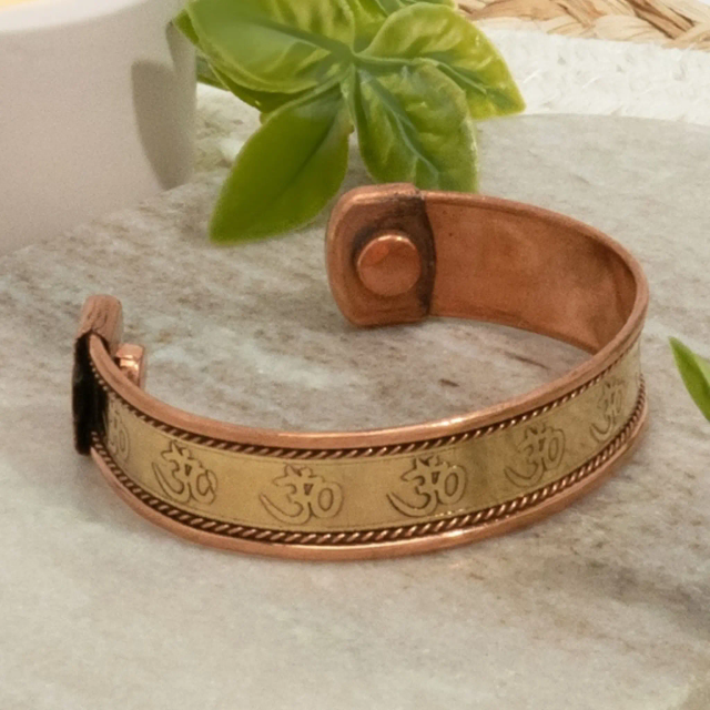 Bracelet jonc en cuivre d'un poids de ± 20 grammes, motif OM