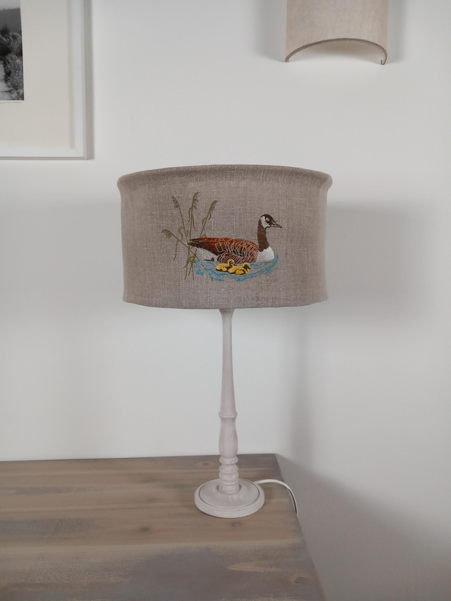 Abat-jour en lin naturel pour lampe de table brodé- broderie "Oie et ses oisons". Création artisanale unique.