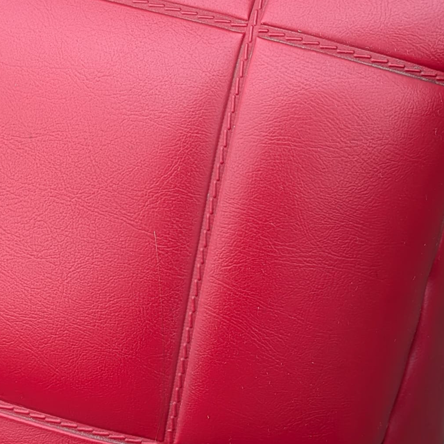 1. Fauteuil en Skaï rouge et noir