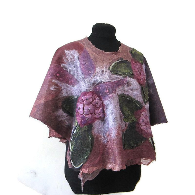 Poncho leggero in lana e seta con decoro cut-out. Infeltrimento, fatto a mano.