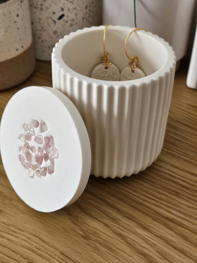 Pot ligné avec pierres incrustées 