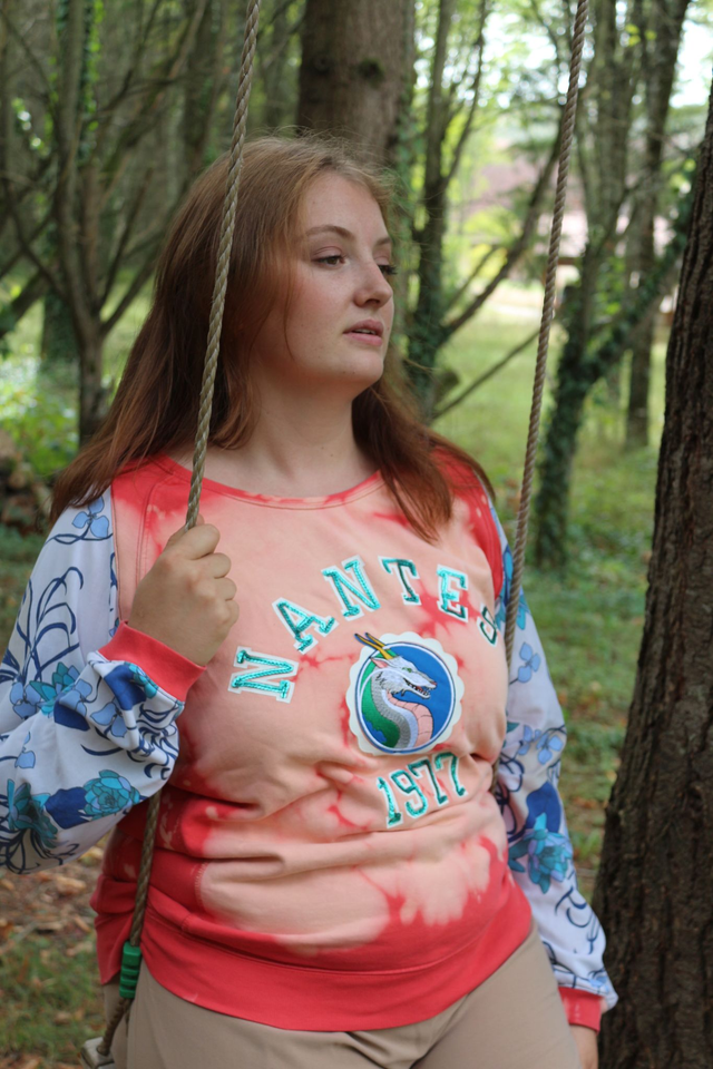 Sweat Vintage Délavé Customisé avec Patch Haku Taille L