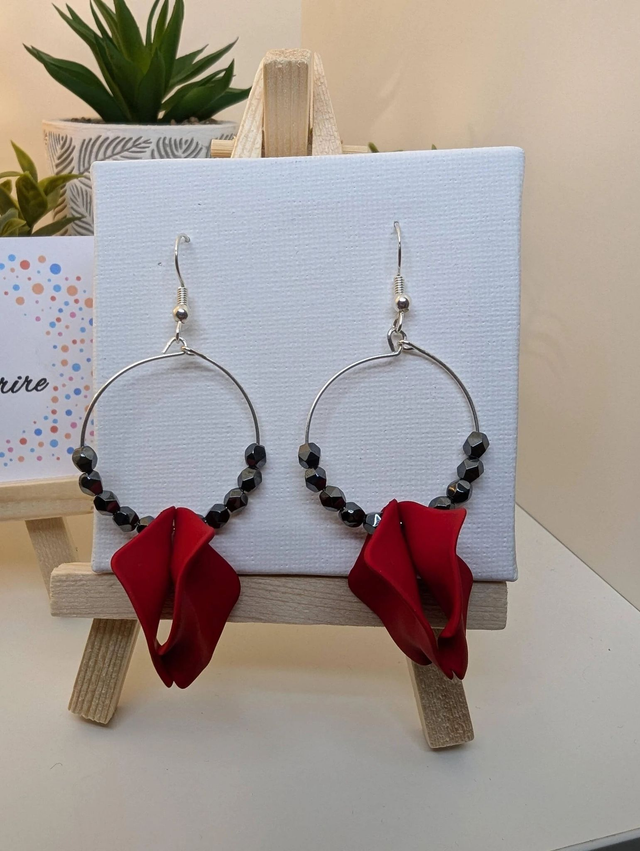 Boucle d&#039;oreille en perles naturelles d&#039;hématite noire et des breloque en forme de pétales en acrylique rouge. 