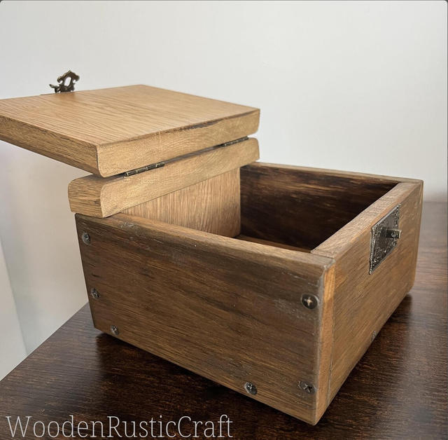 Rustic Red Oak Keepsake Chest with Jute Placemat