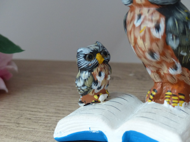 Figurines chouettes savantes sur livre peintes main, cadeau enseignant, professeur, maman, souvenir lecture conte du soir, cadeau fête père