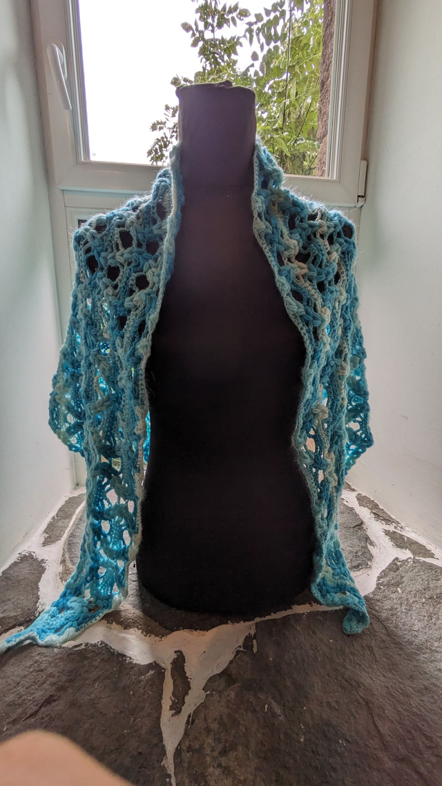 Châle bleu couronne