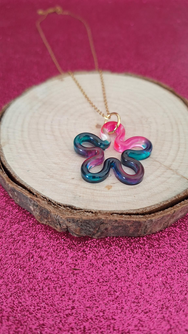 Collier doré fleurs rose et verte