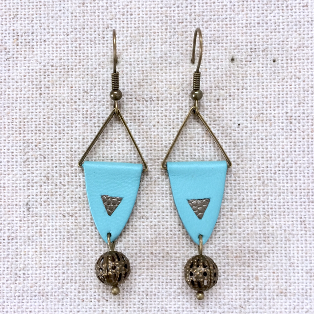 Boucles d’oreilles « Clé d’Ut » bronze, cuir turquoise pâle et bronze 