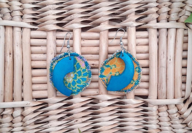Boucles d&#039;oreilles textiles et bois orange/turquoise 