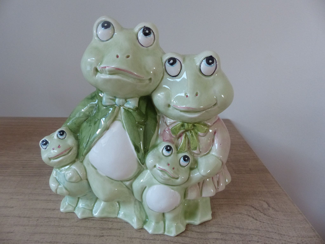 Tirelire décorative en céramique représentant une famille de grenouilles – Cadeau original pour enfant, naissance, couple ou collectionneur