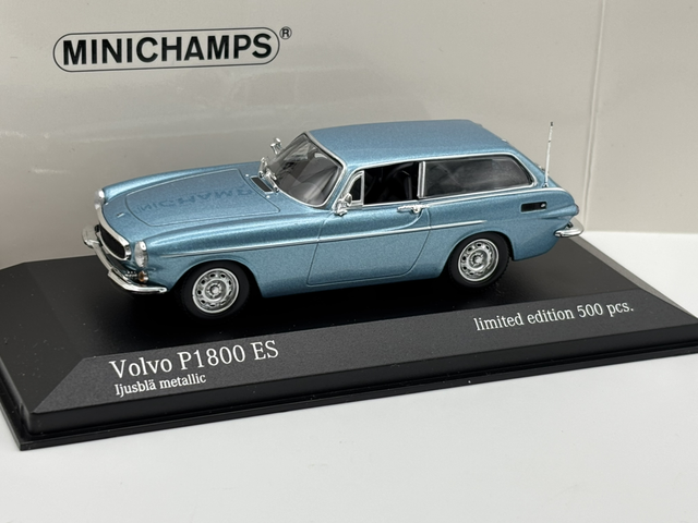 Minichamps '71 Volvo P 1800 ES in Eis-Blaumetallic