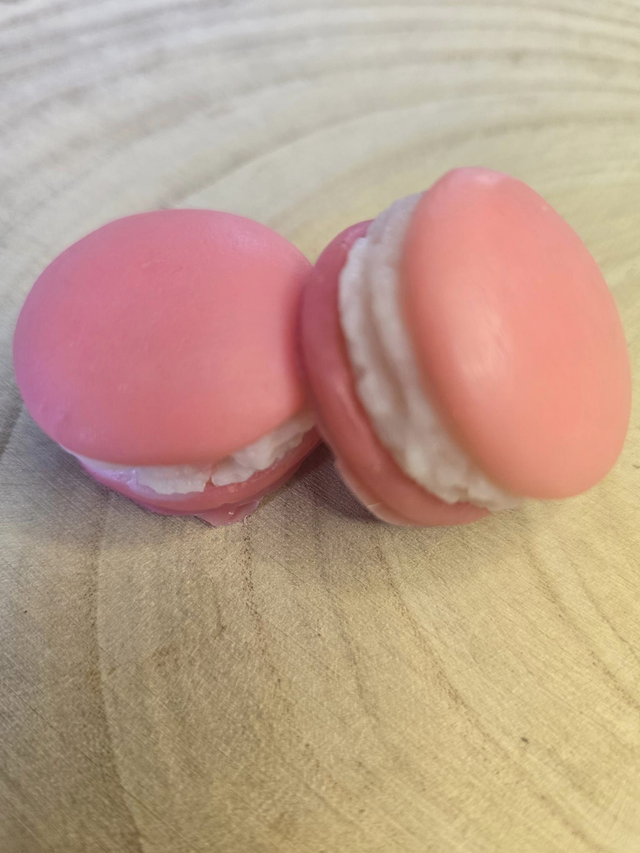 Macaron senteur fruits rouges à l'unité.