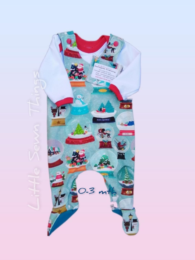 Xmas dungarees - 00-03 mth (4-5 kg). Snow globes dungarees