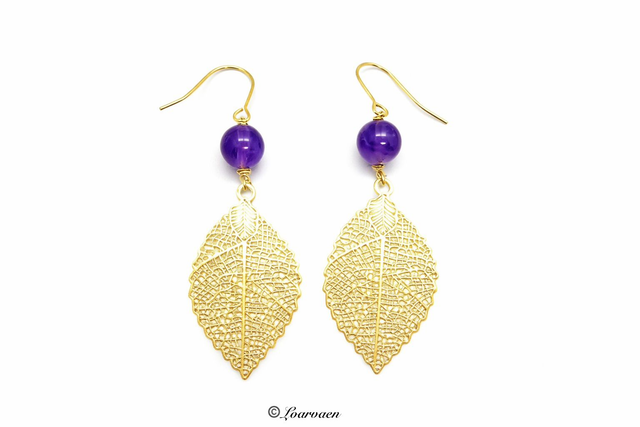Boucles d’oreilles “Aura” – Améthyste &amp; perle martelée dorée