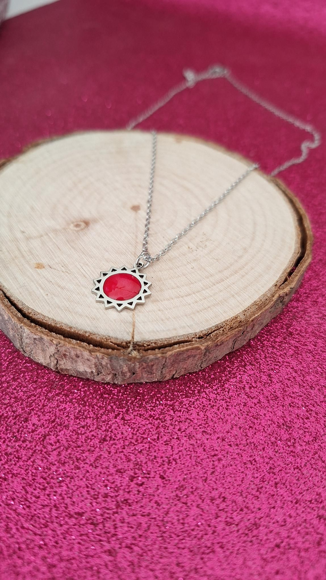 Collier argenté soleil rouge 
