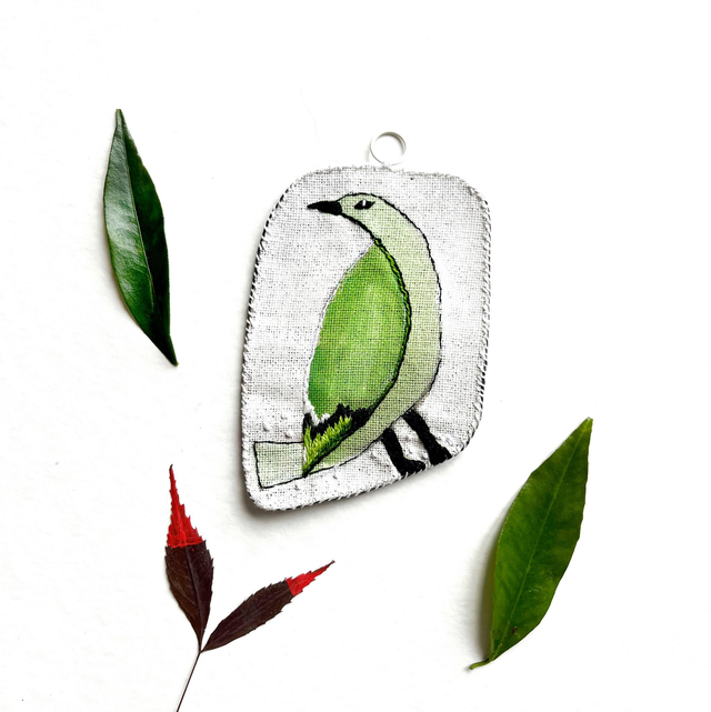 Oiseau vert peint et brodé à afficher 