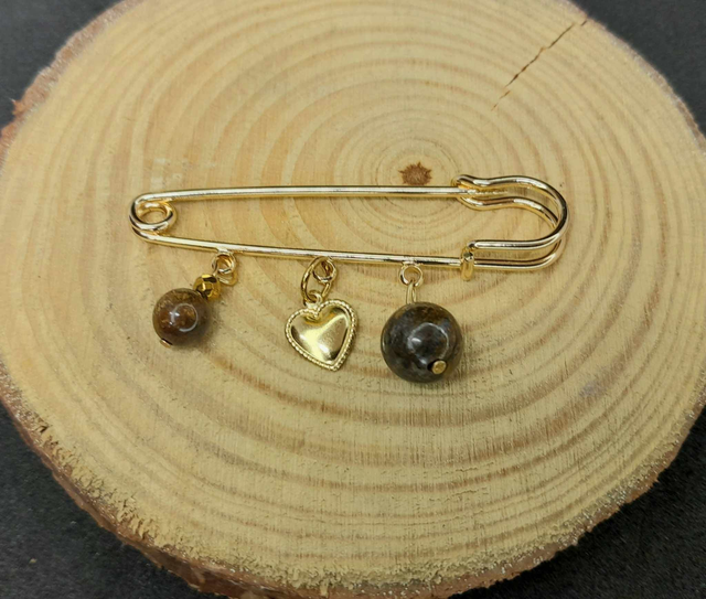 Broche bronzite et laiton plaqué 18 carats.