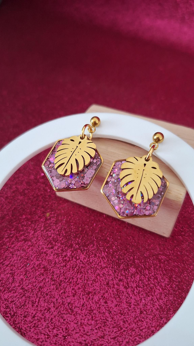 Boucles d&#039;oreilles Monstera dorées paillettes roses